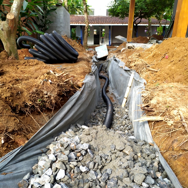 Sistemas de drenagem, valas de infiltração, sumidouro, estação de recalque, bomba, lagos, valas, manta, brita, escoamento, água da chuva, pluvial